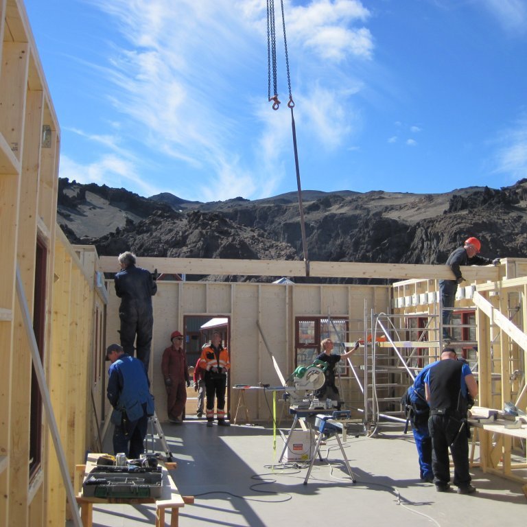 Byrjað á gólfbitum