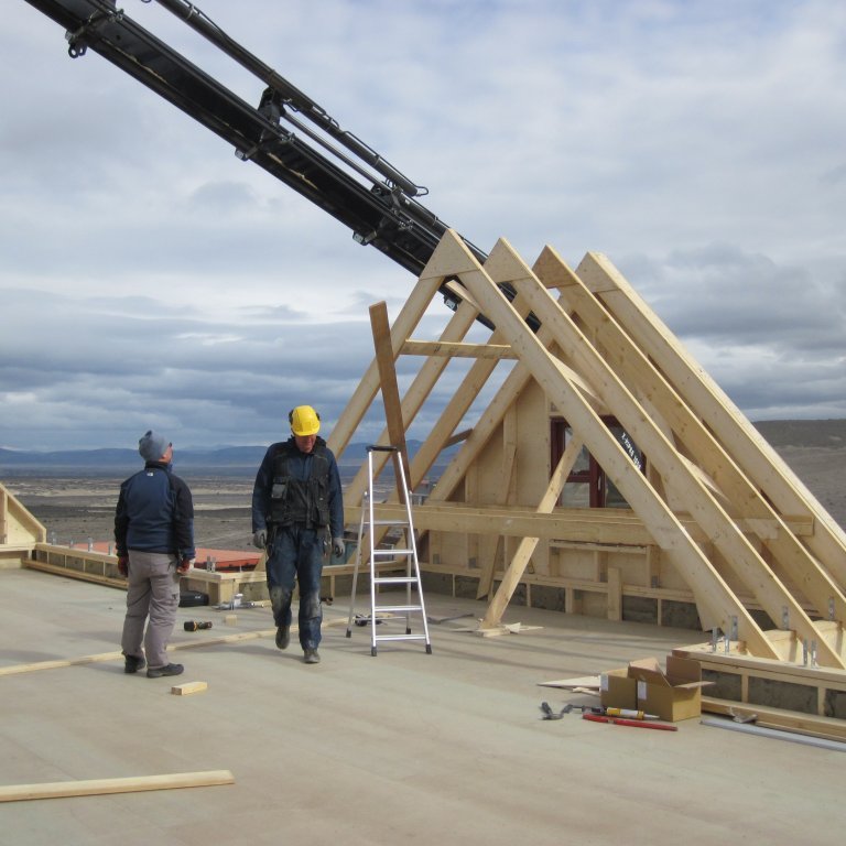 Byrjað að raða sperrum