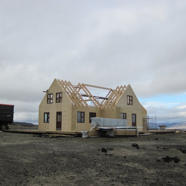 Sunnudagskvöld krani farinn og rest kláruð með höndunum