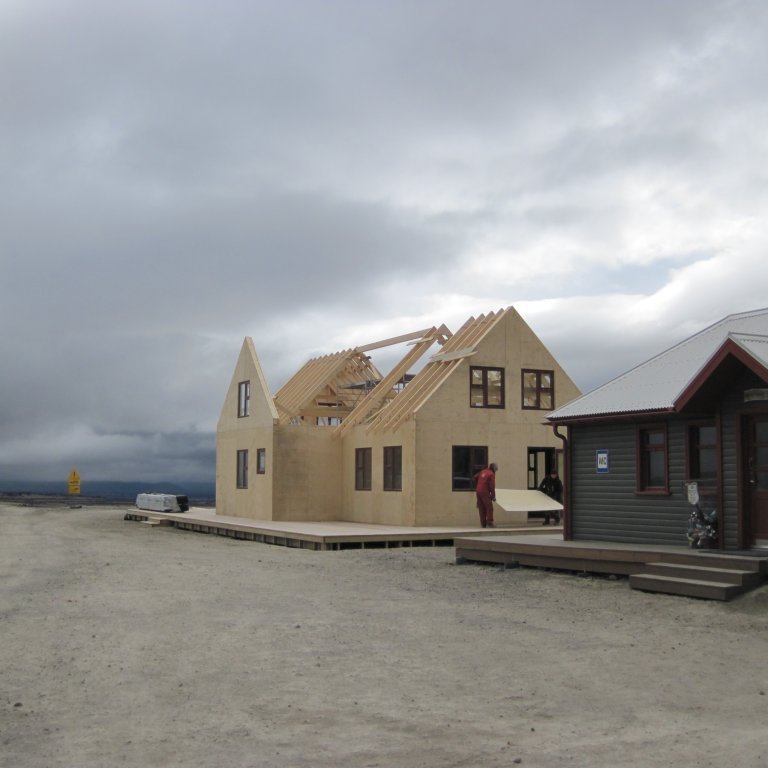 Mánudagur unnið við frágang á sperrum