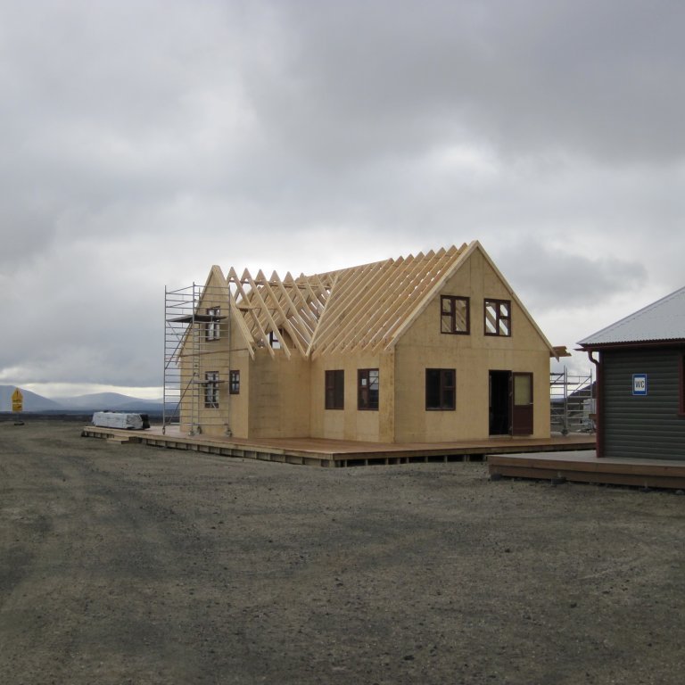 Þrír menn unnu svo áfram út vikuna við að klára sperrur