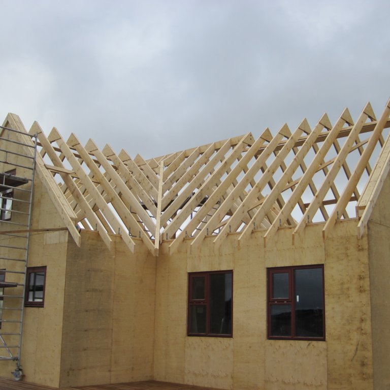 Föstudagur 10. júlí sperrur klárar og farið að bætast í hópinn og haldið skal áfram þar til þak er komið undir pappa.