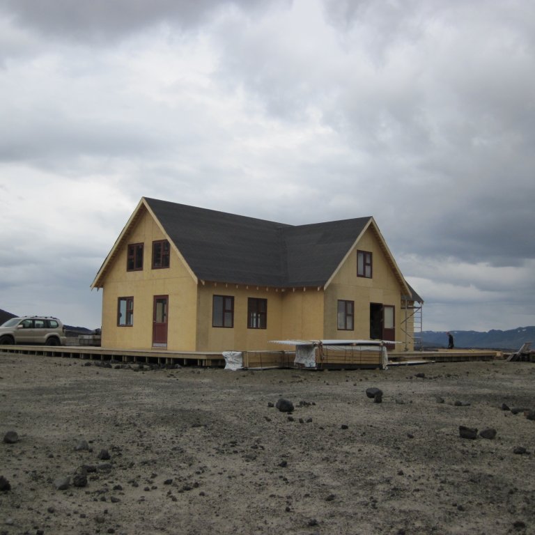 Hús risið pappi kominn á kl. 14.00 á sunnudegi 12. júli og nú má rigna