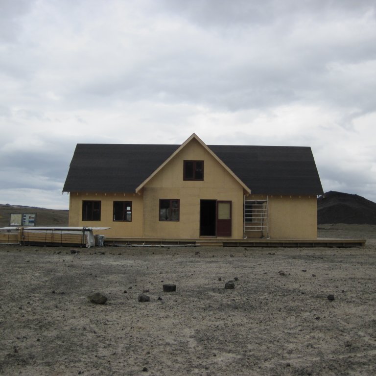 Suðurhlið sem snýr að tjaldstæði