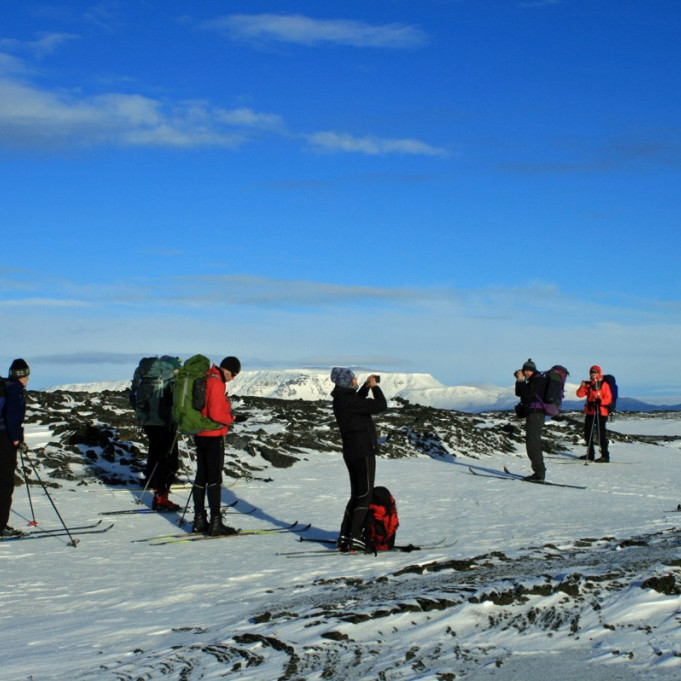 Í hrauni skammt neðan Botnakofa. Bláfjall í baksýn.