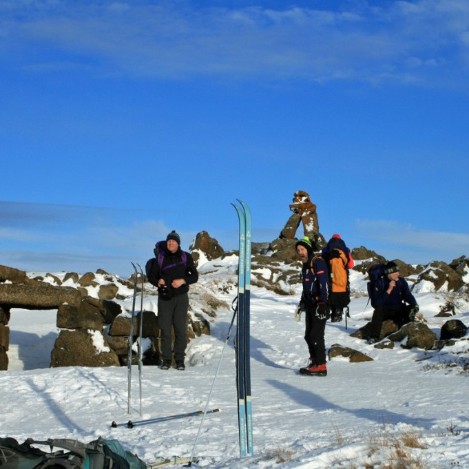 Við rústina af Botnakofa í Suðurárbotnum.