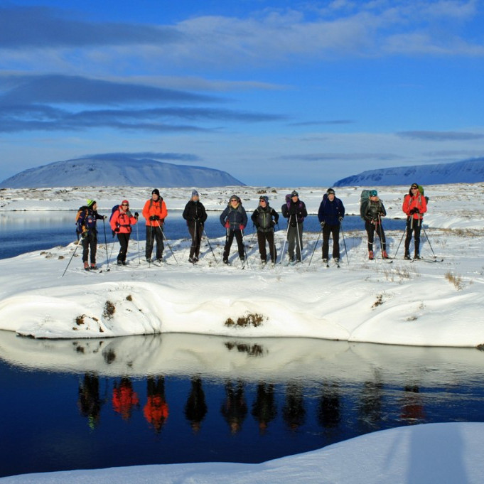 Við stórar lindir skammt frá Botnakofa. Sellandafjall (t.v.) og Bláfjall í baksýn.