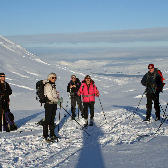 Áning í Grenishólum stutt norðan Lamba. Horft niður Glerárdal til Eyjafjarðar.