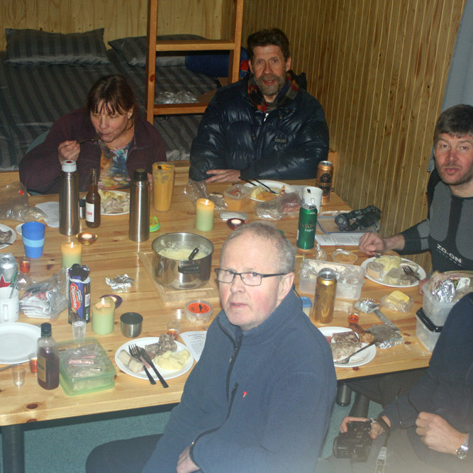 Setið að snæðingi á þorrablóti í Lamba laugardagskvöldið 13. feb. 2016.