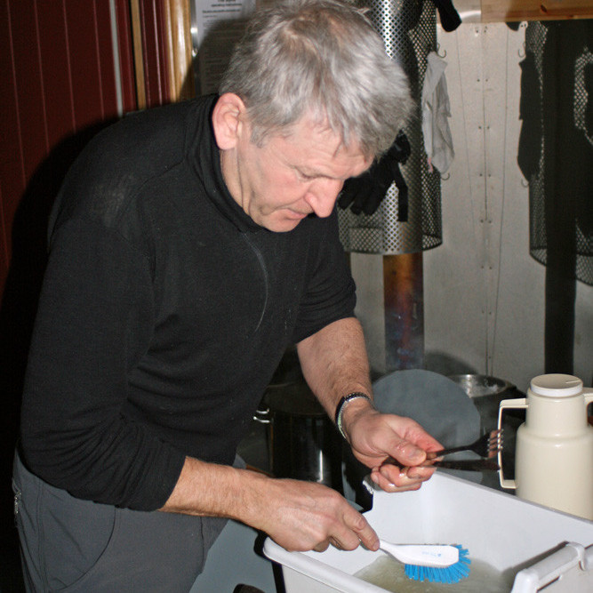 Sigurgeir Sigurðsson að þvo upp í Lamba.