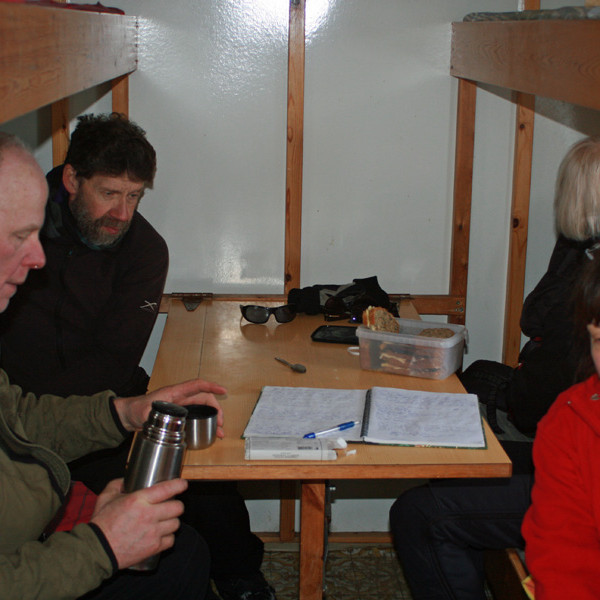 Hádegisverður i skála á Stóruflesju, á leið í Botna.