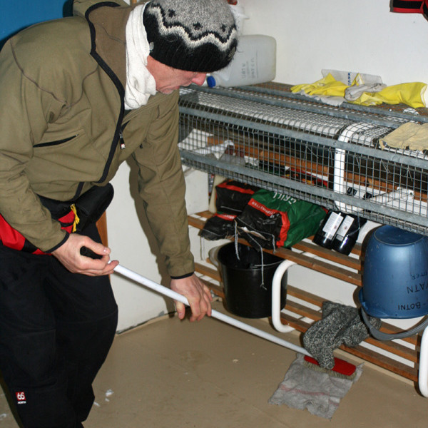 Frágangur í Botna: Vignir Víkingss að skúra forstofugólfið.