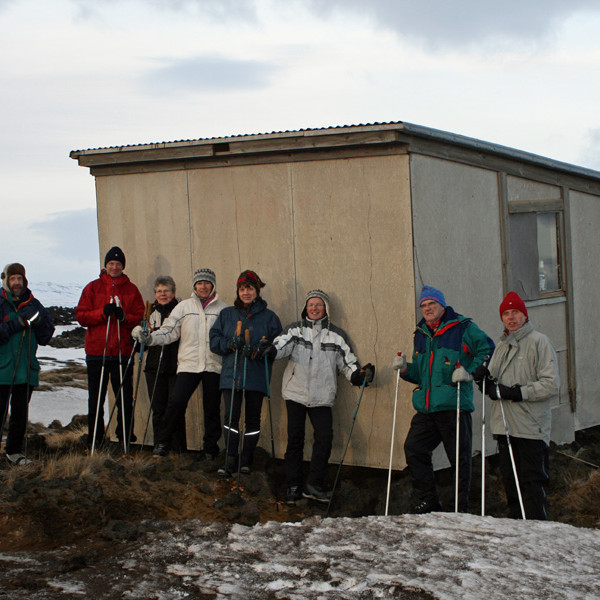 Við gamla Rauðuborgakofann austan Fjallaborgar.
