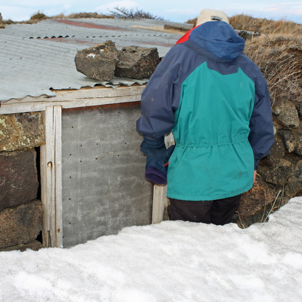 Hurð gamla gangnamannakofans var frosin föst.