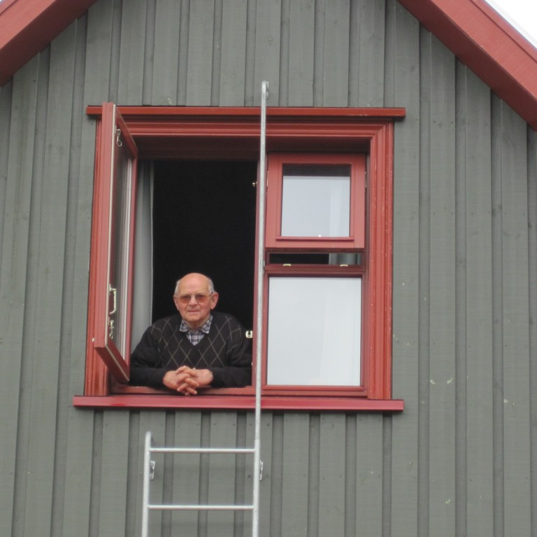 Heiðursgestur með í för Magnús Guðmundsson tekur sig vel út í Nýja Dreka