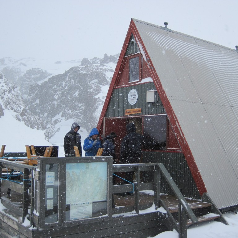 Nýjir gluggahlerar settir á gamla Dreka
