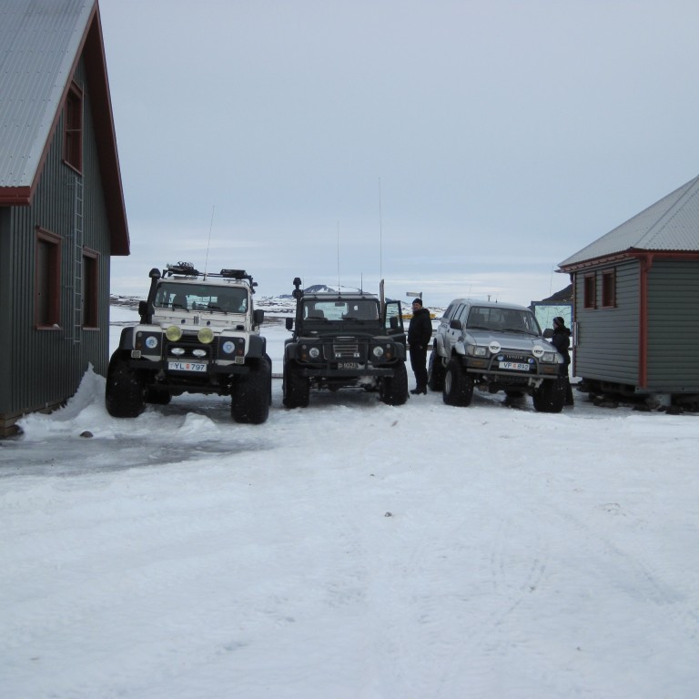 Bílum lagt fyrir nóttina