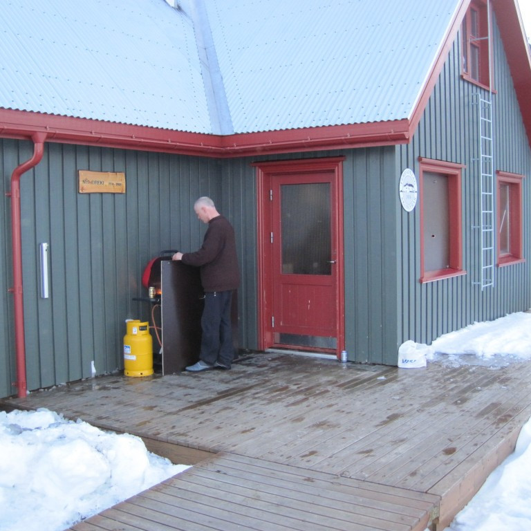 Grillmeistarinn að störfum í rokinu