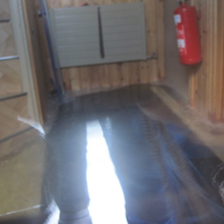 Ca. 10cm ís á gólfum og sennilega stórtjón í uppsiglingu