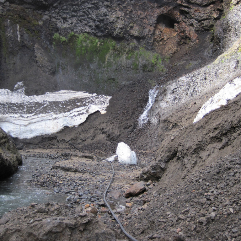 Búið að draga vatnslögn inn í gil