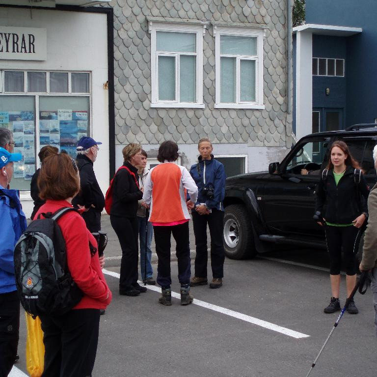 Hópurinn mættur við Strandgötu 23