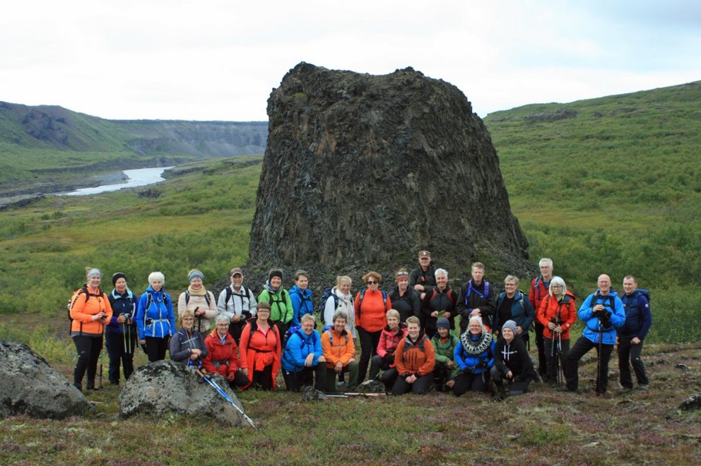 Gönguhópur FFA við Hallhöfða í Hallhöfðaskógi.