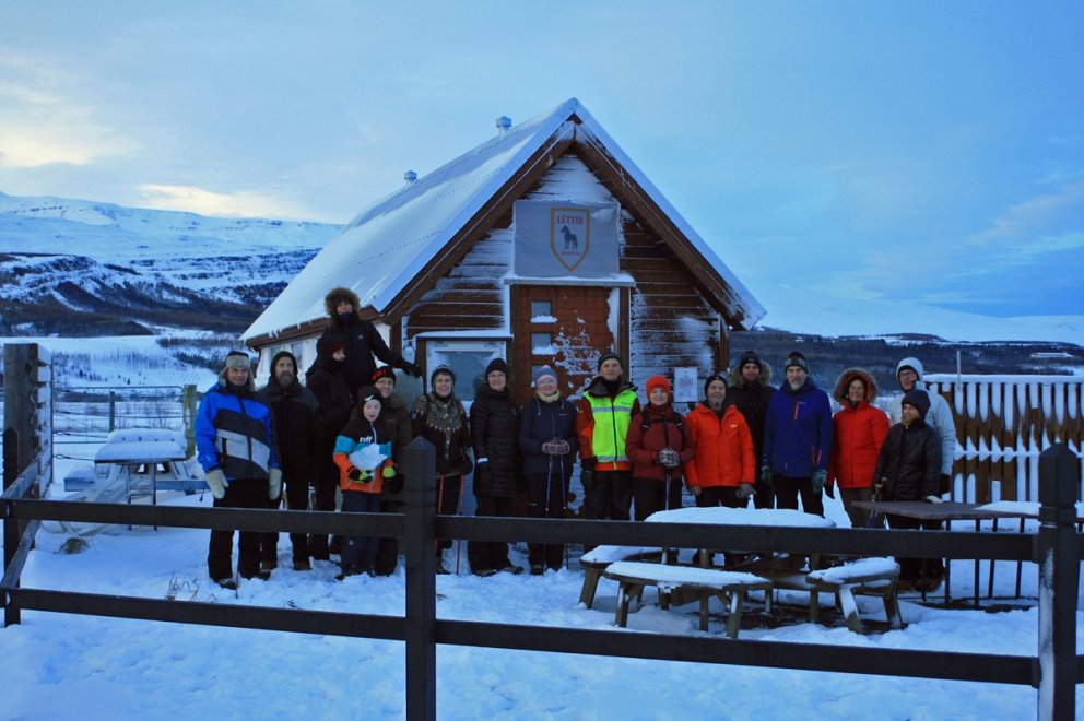 Hópur FFA við Bakkahöllina á Kaupangsbakka.