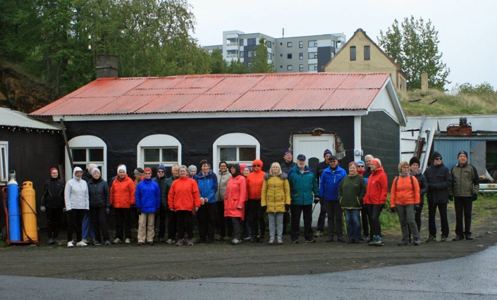 Við gamla skólahúsið í Sandgerðisbót í Glerárhverfi.
