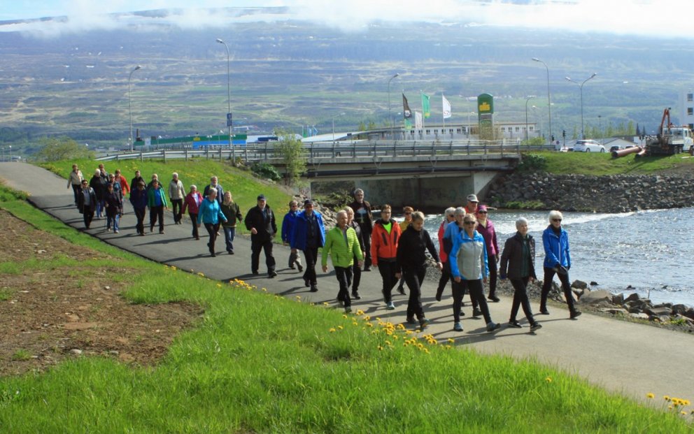 Gengið upp norðurbakka Glerár vestan Glerárgötu.