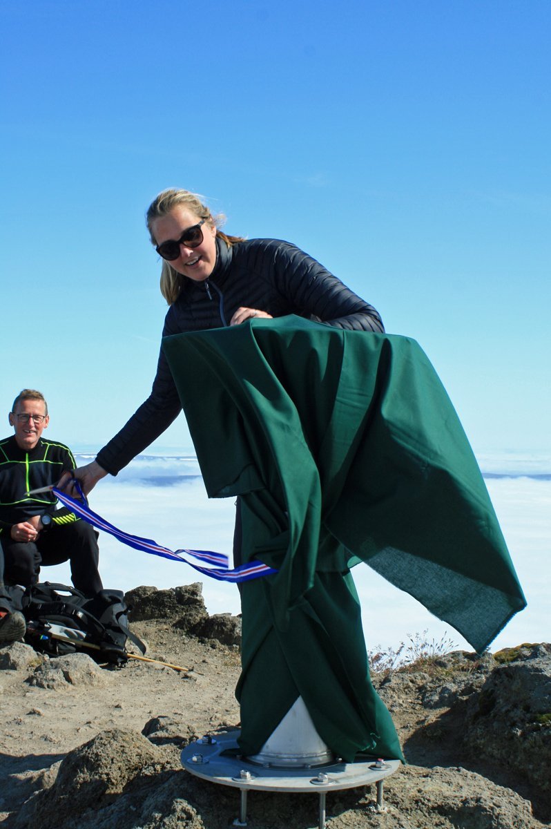 Ásthildur bæjarstjóri að vígja útsýnisskífuna á Ytri-Súlu.