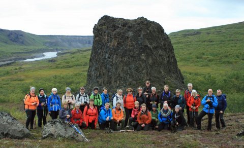 Gönguhópur FFA við Hallhöfða í Hallhöfðaskógi.