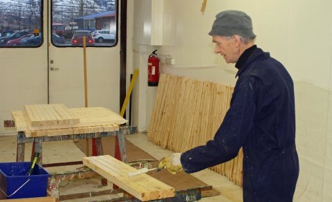 Grétar Grímsson að bera olíu á gönguleiðastikur.