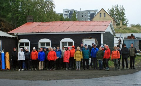 Við gamla skólahúsið í Sandgerðisbót í Glerárhverfi.