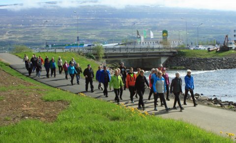 Gengið upp norðurbakka Glerár vestan Glerárgötu.