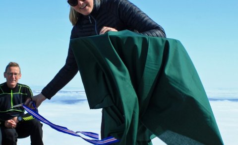 Ásthildur bæjarstjóri að vígja útsýnisskífuna á Ytri-Súlu.